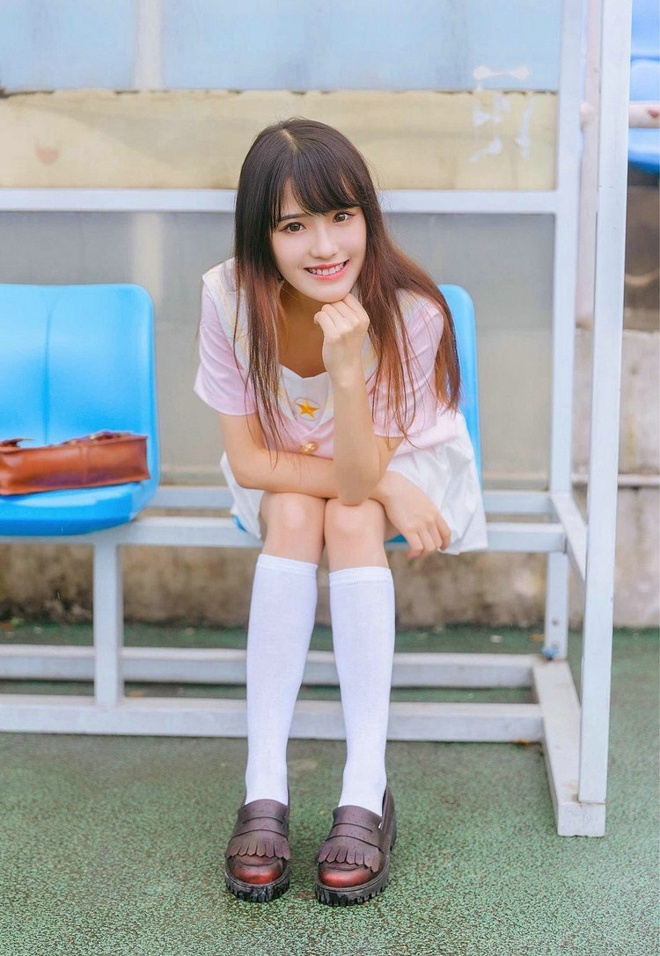 长发高中校园美女粉色校服清新阳光俏皮唯美写真_新浪看点