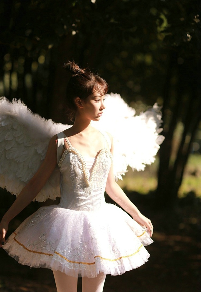 清纯可爱白皙芭蕾舞白衣美女如小天使般动人清新户外唯美写真