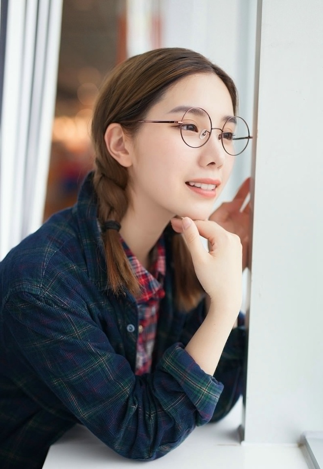马尾辫眼镜美女皮肤白洁俏皮清新唯美写真