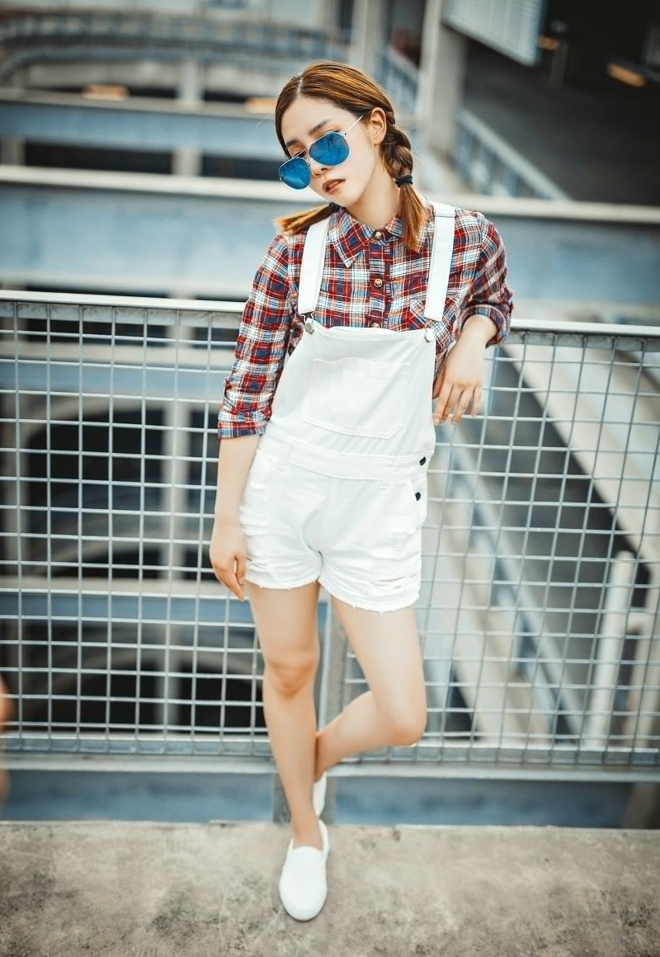 马尾辫眼镜美女皮肤白洁俏皮清新唯美写真