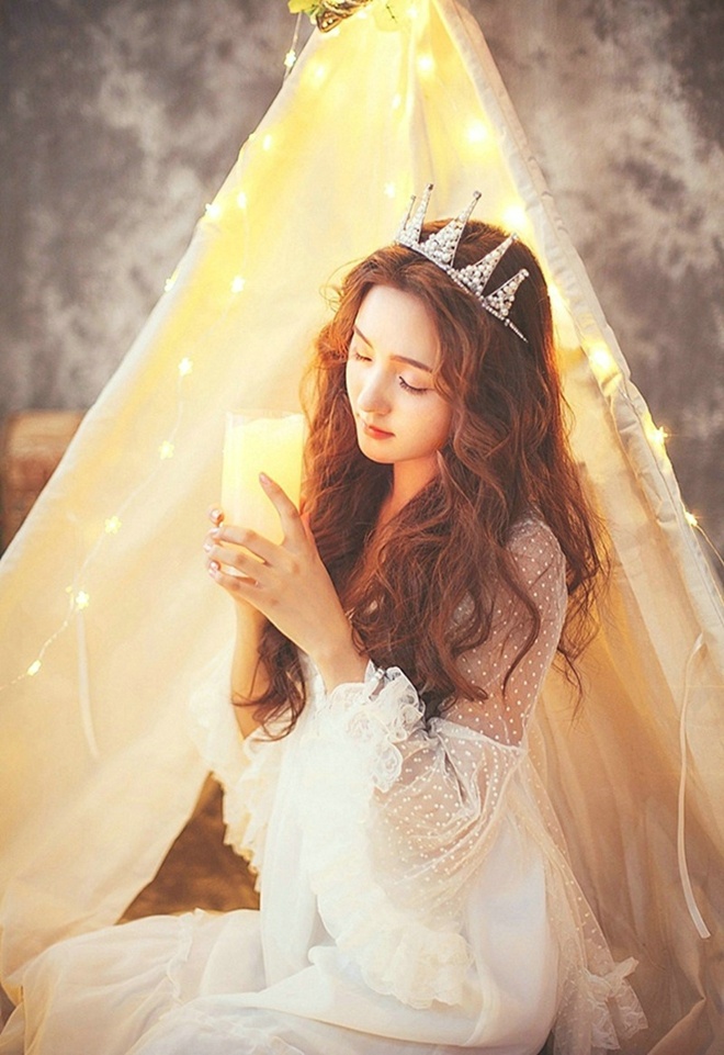 灯光下皇冠美女卷发大眼清纯靓丽私房秀丽唯美写真