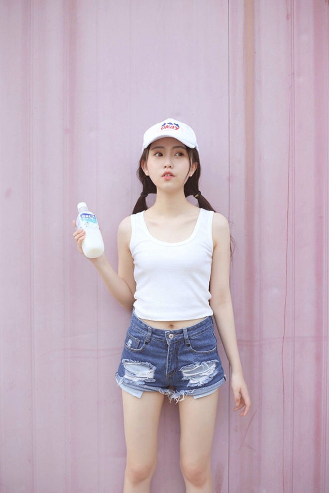 清纯阳光校园牛仔短裤美腿女孩靓丽室外俏皮甜美街拍