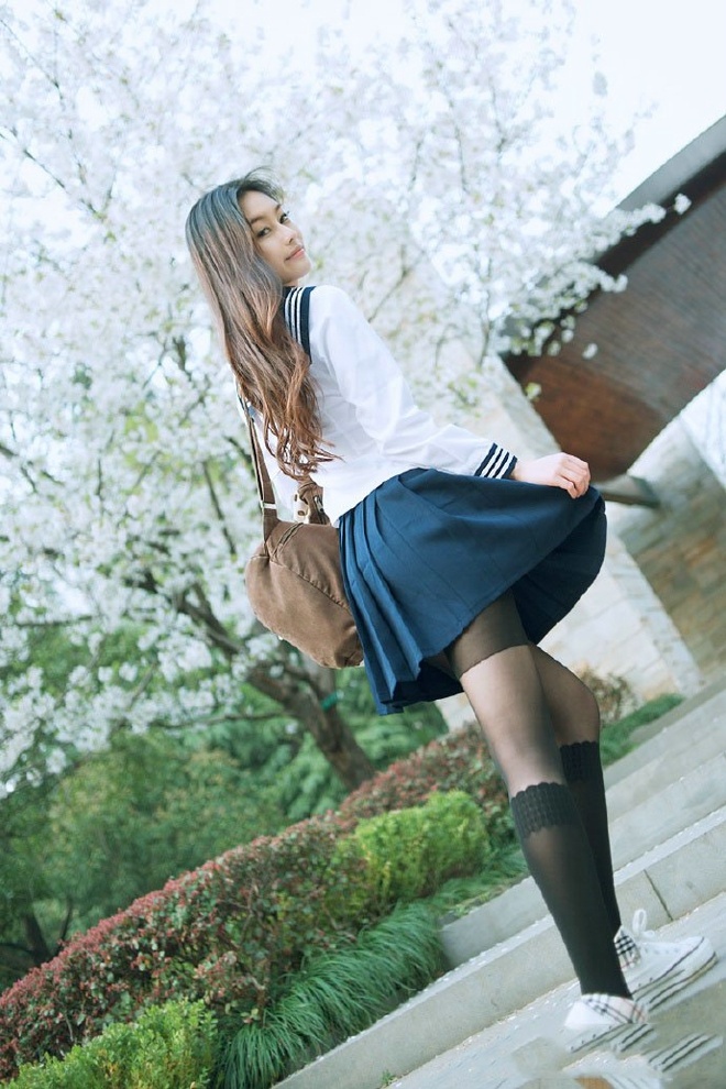 可爱学生妹田园清新户外阳光写真