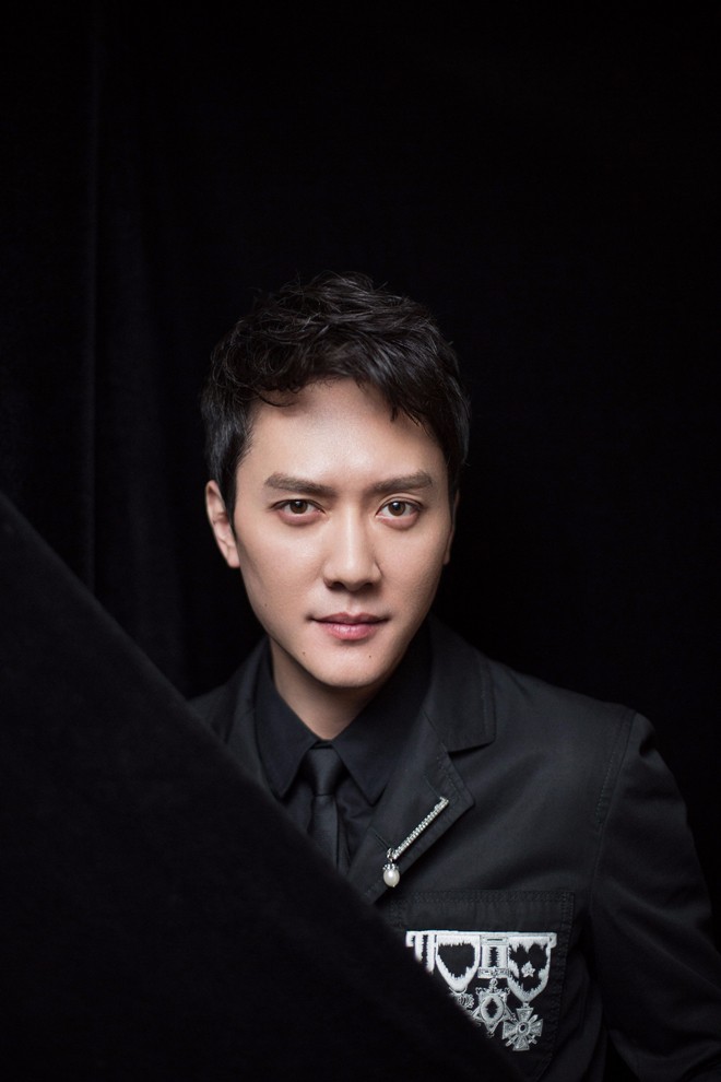 冯绍峰亮相某活动盛典 别致西装彰显摩登型男韵味|西装|冯绍峰|型男_