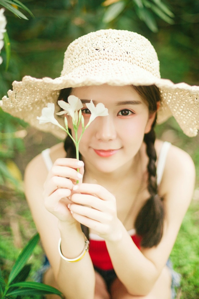 夏日清纯美女如花儿般可爱美丽阳光俏皮户外唯美写真