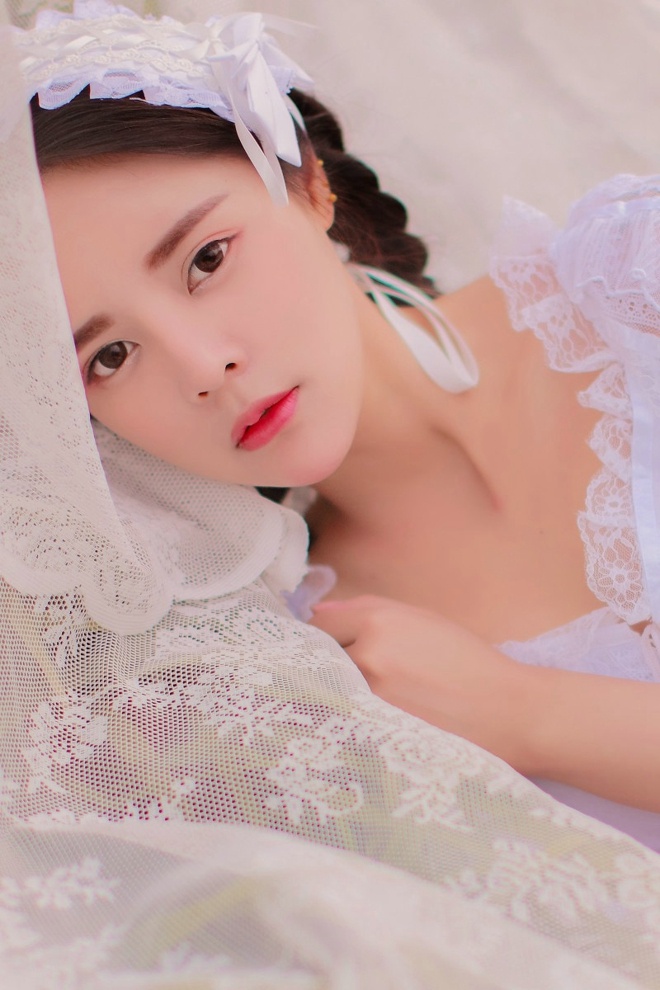 清纯娇嫩蕾丝白裙麻花辫清新美女粉嫩户外诱惑写真