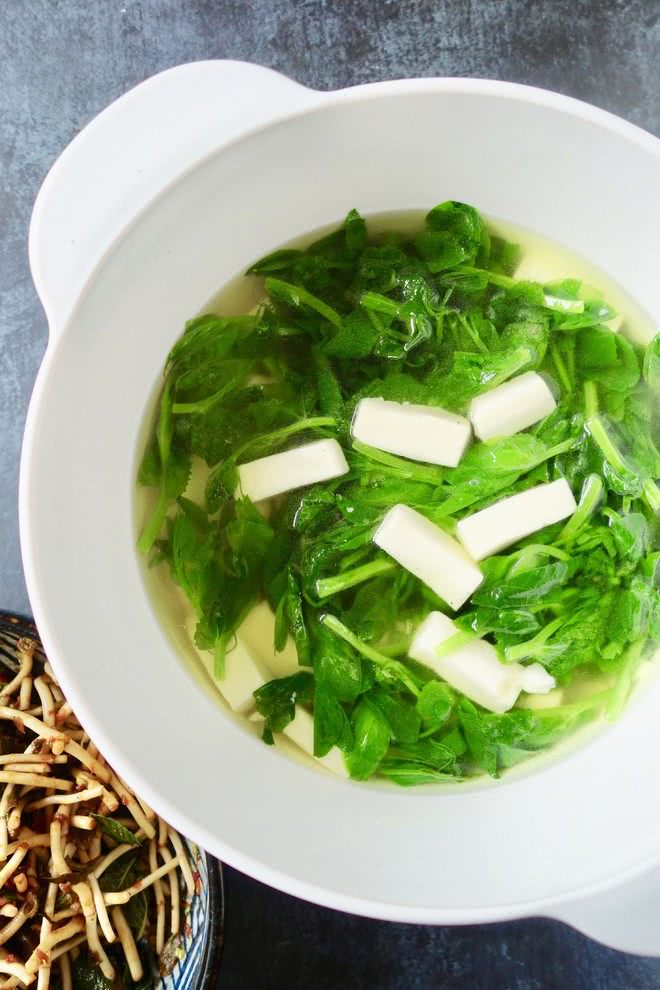 豌豆尖豆腐汤,春天的健康绿色菜谱|豌豆尖|豆腐汤|菜谱_新浪新闻