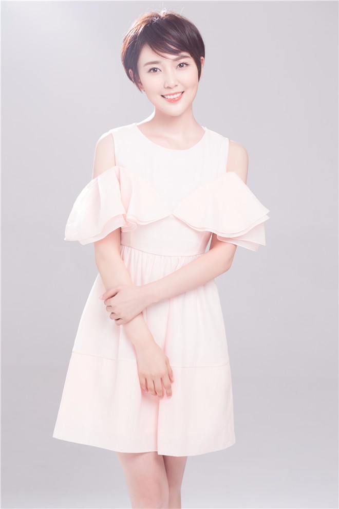 67张奕推出软萌写真照笑容甜美诠释澄澈青春