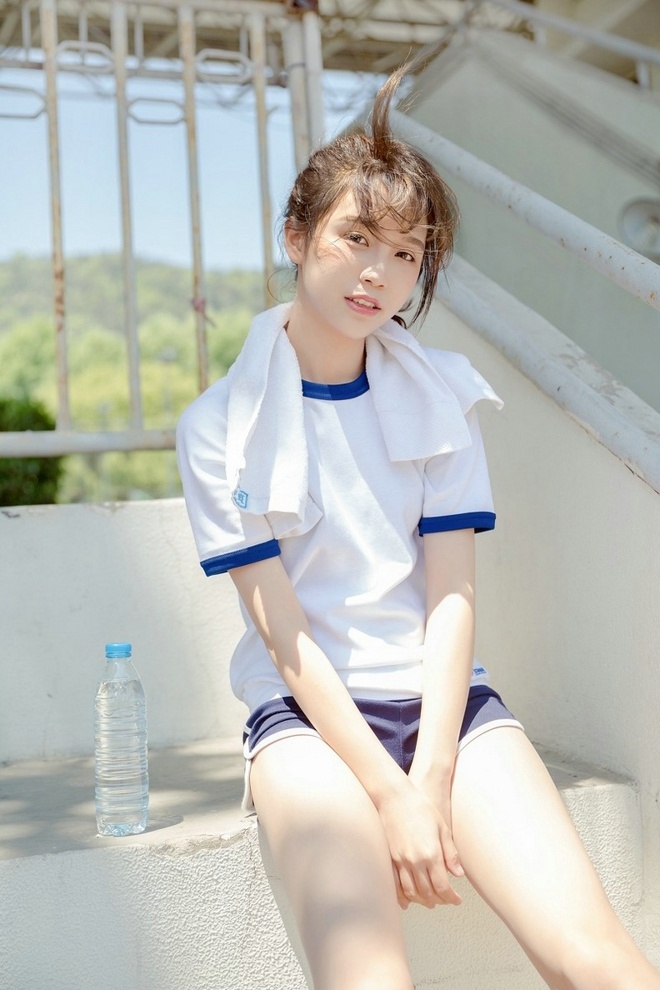 穿运动装清新文静美女操场清纯可爱俏皮唯美写真