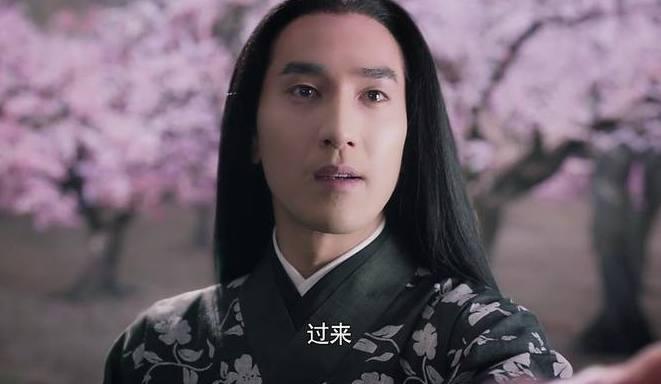 由于角色的关系,杀阡陌的妆容更深一点,看起来"杀气腾腾",这个人物