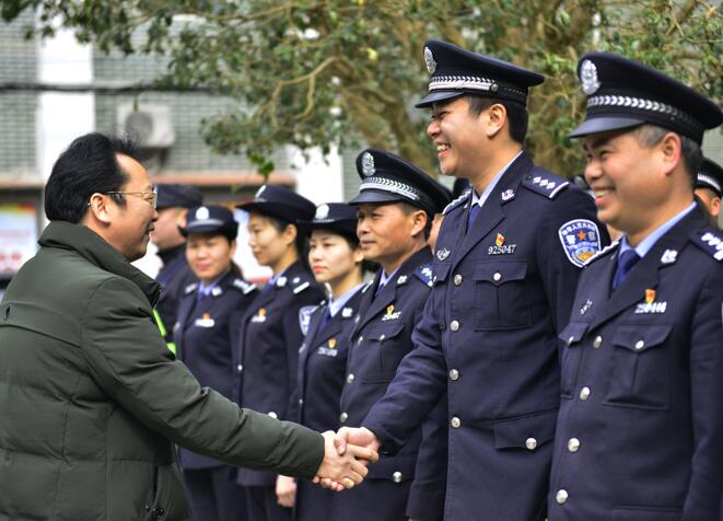 广西金秀:兰向东除夕前看望慰问公安民警