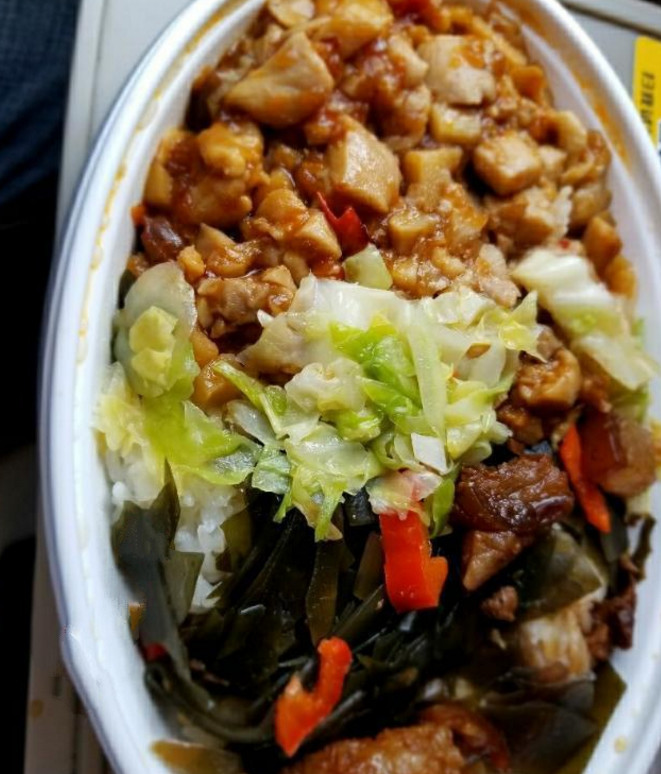 网友晒各种铁盒饭,有吐槽有赞赏,最后这种才是盒饭中的精华