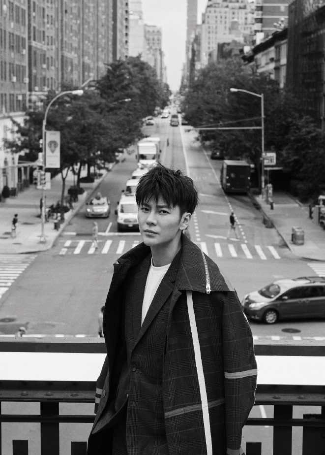 "小李晨"时尚大片,看上半身帅气满分,但小短腿让迷妹怎么接受