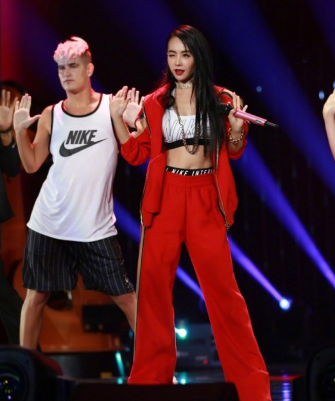 蔡依林演唱会火辣红装尽显完美身材