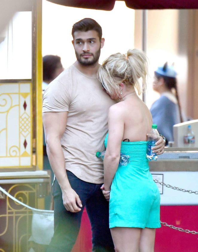 "小甜甜"布兰妮与新男朋友逛街,散发迷人自信气质!