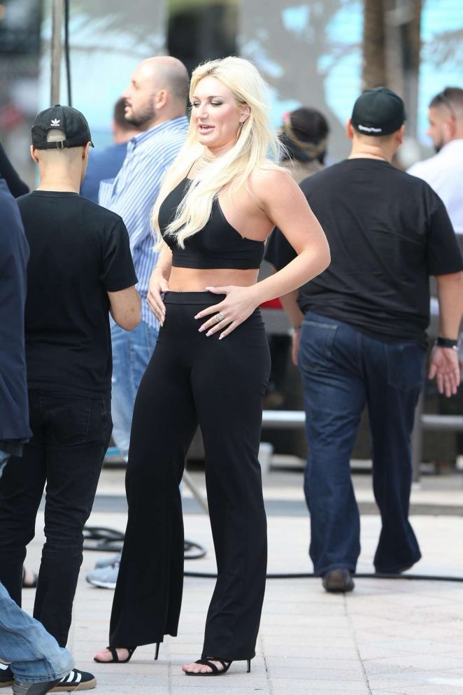 30岁女星布鲁克·霍根现身街头,她很有魅力气场十足!