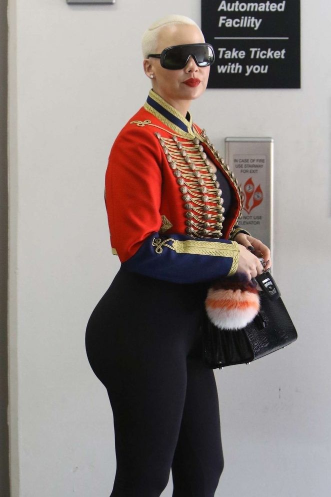 女星艾波·罗斯 (amber rose)出街, 她又一次成为全场焦点!