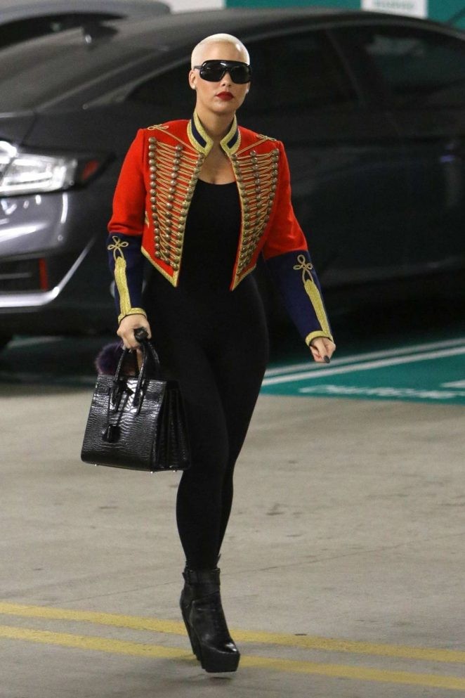 女星艾波·罗斯 (amber rose)出街, 她又一次成为全场焦点!