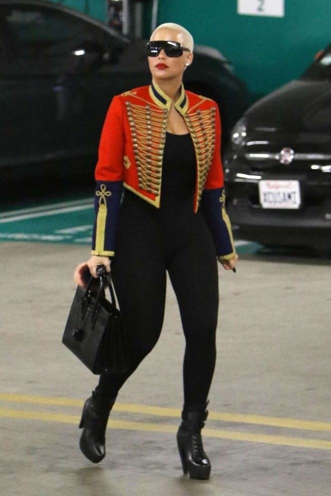 女星艾波·罗斯 (amber rose)出街, 她又一次成为全场焦点!