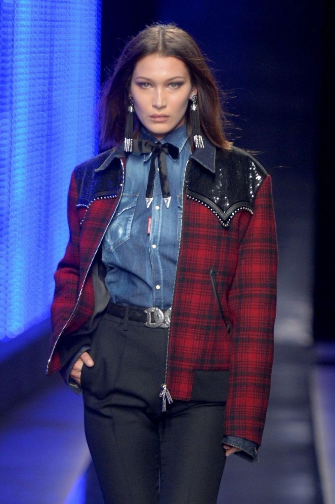 超模贝拉哈迪德t台走秀,她就是这么的自信!