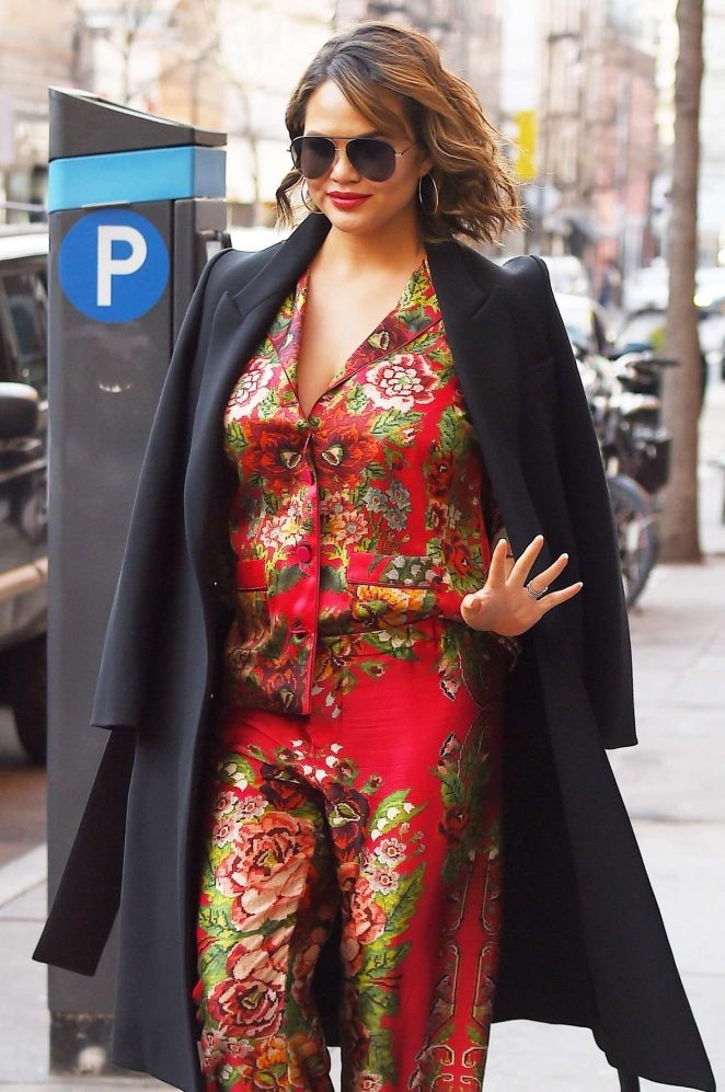 "传奇嫂"克莉茜·泰根靓丽出街,网友:圆肉脸,富态十足!