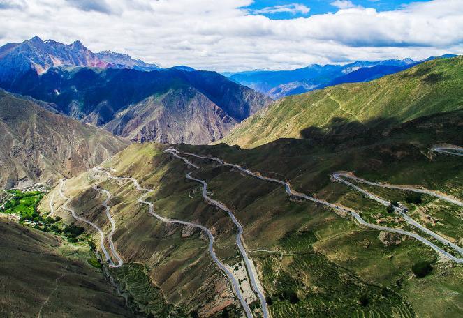 天路十八弯位于g318川藏线的雅江开往理塘的路上,,该路段有数座海拔