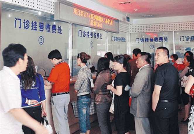 孩子高烧不退,宝妈为其物理降温后却又咳嗽,医