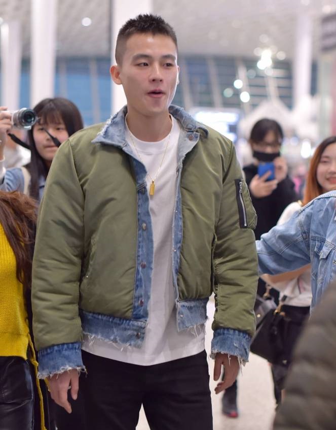 日前,现身某机场的男星欧豪弄着类似莫西干的型男发型,内穿一件白色t