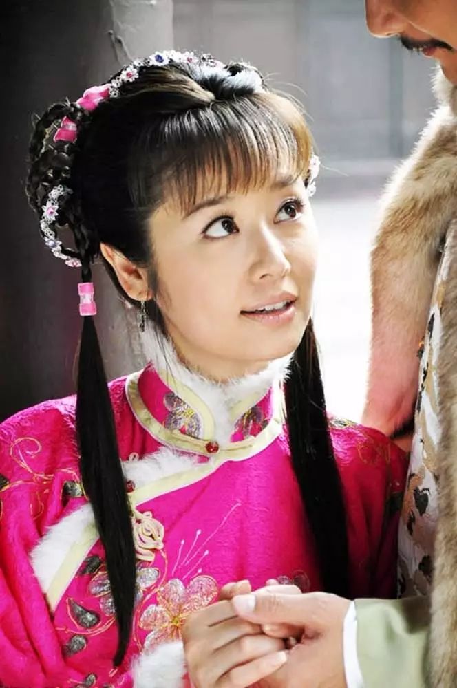 已经是一线大明星的林心如再度出演《还珠格格》,圆了观众对夏雨荷的