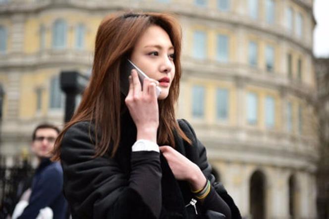 郑爽消失许久曝光自己住宅:简单低调无奢华摆设,依旧睡地上