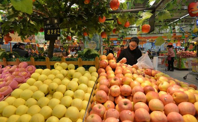超市员工透露:水果多卖不出去,都是这样处理的,买的人还很多