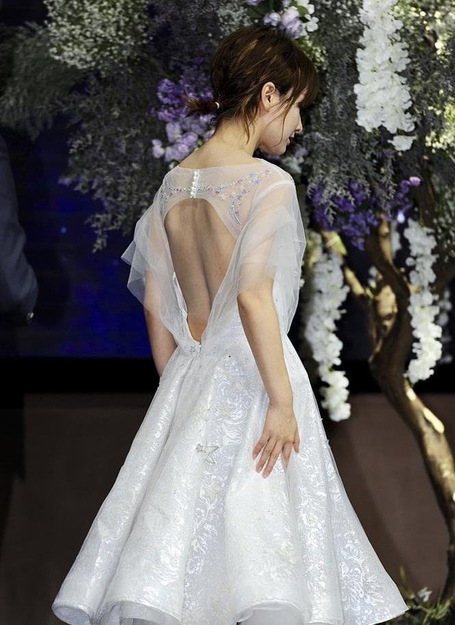 吴昕冬日露裸背拍大片 下台阶获搀扶似公主