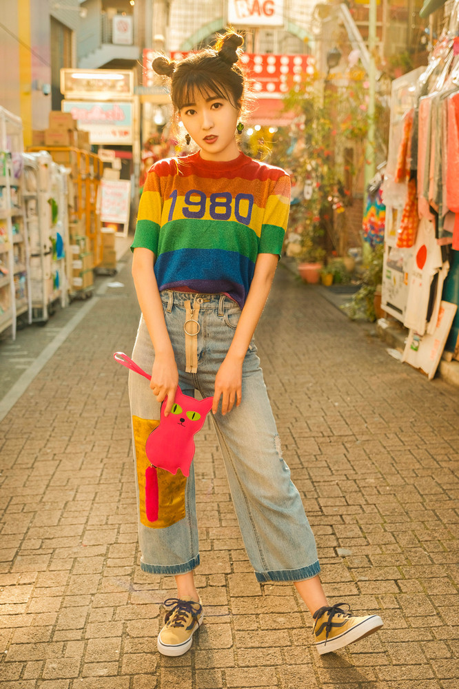 蕊希玩转鬼马造型 哪吒头撞色衫俏皮抢镜