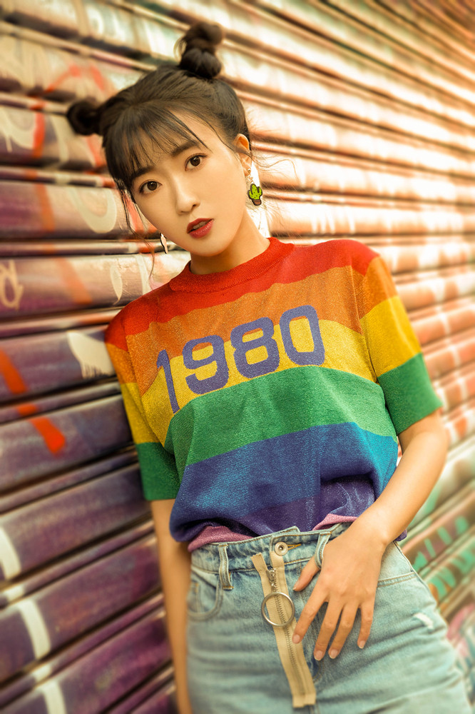 蕊希玩转鬼马造型 哪吒头撞色衫俏皮抢镜