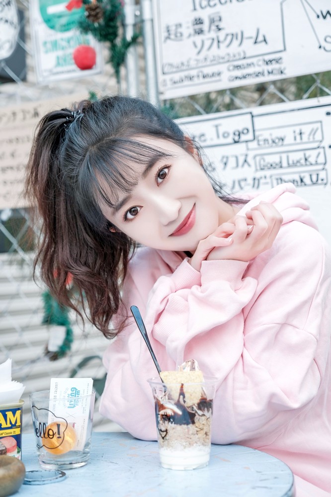 蕊希曝粉嫩卫衣街拍撞破少女心甜力十足