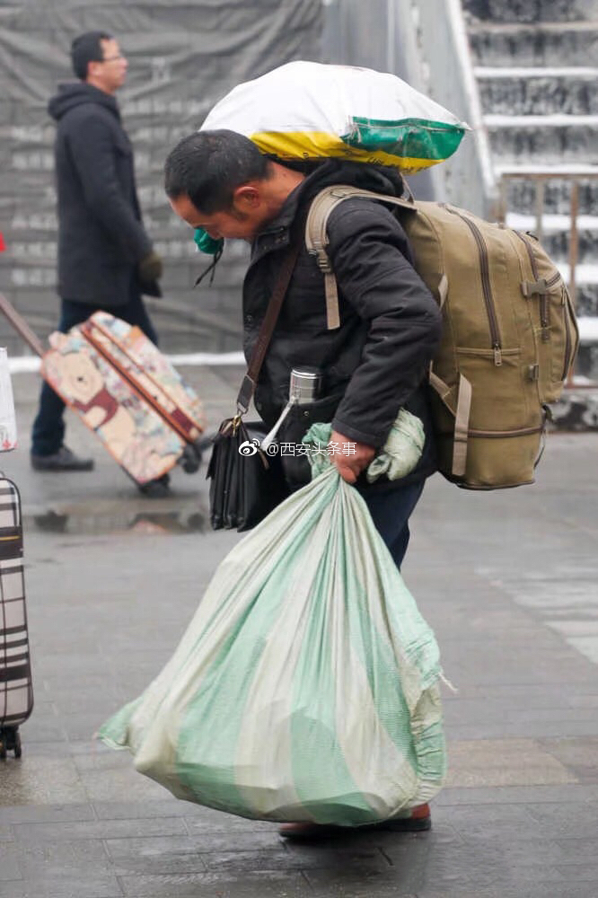 2018春运倒计时农民工手提肩扛赶车回家过年