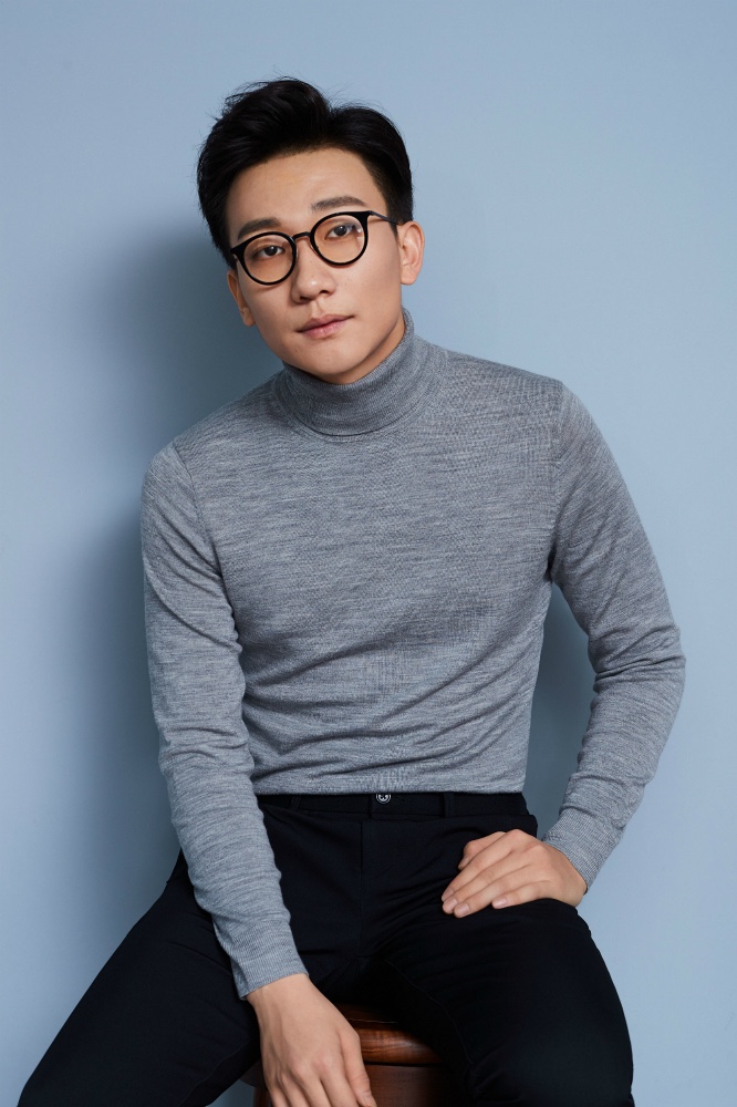 吴昊宸曝腹黑型男写真 上演高冷范"眼镜杀"