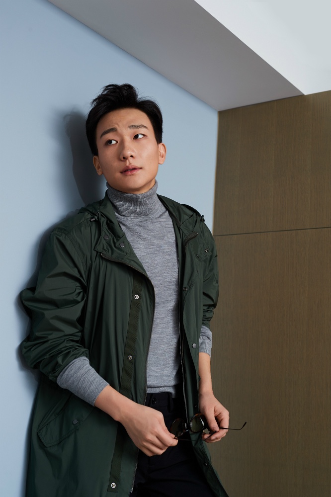 吴昊宸曝腹黑型男写真 上演高冷范"眼镜杀"