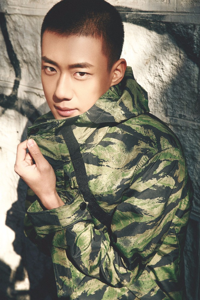 高至霆嘻哈运动风大片曝光 演绎新时代潮男style