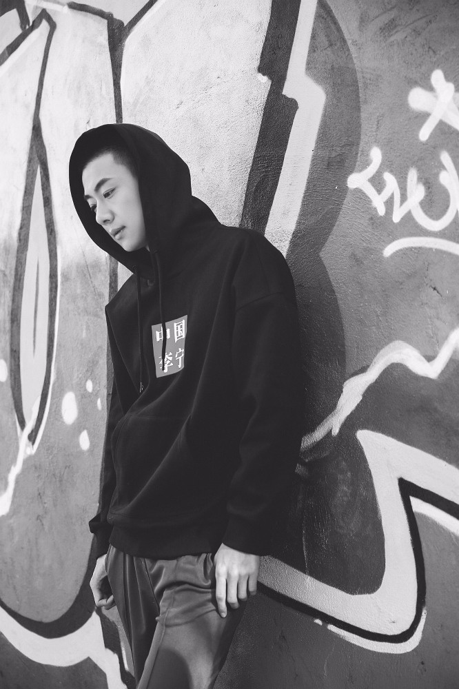 高至霆嘻哈运动风大片曝光 演绎新时代潮男style