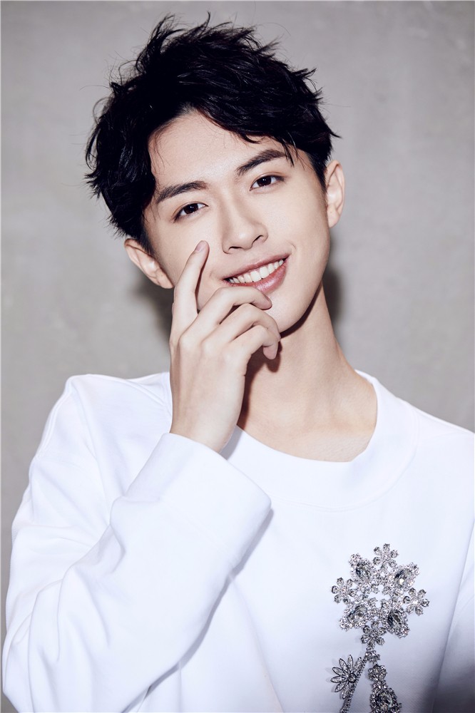 张逸杰白衣明眸气质干净 少年最好的青春模样