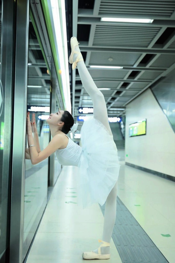 在列车上跳起芭蕾舞蹈的美丽女孩!