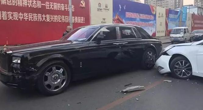 劳斯莱斯被撞,车主下车后只说了四个字,网友:车主太帅了