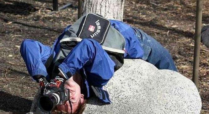 奇葩的拍照姿势,女孩子这样姿势拍照很吸引人的