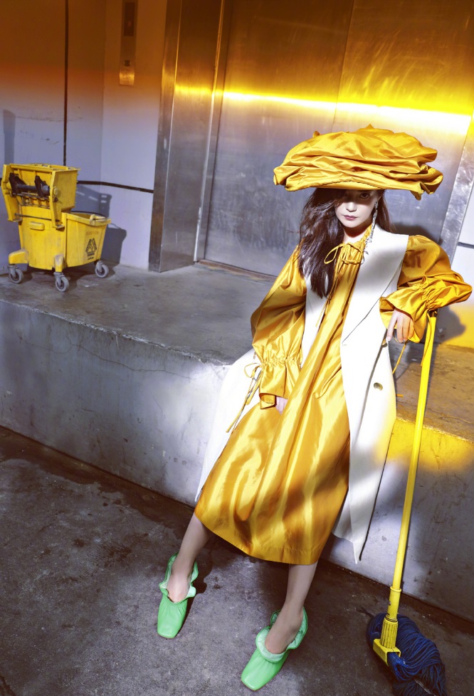 赵薇登《嘉人》开年封面,光影撞色间变达人玩转各种冷酷造型