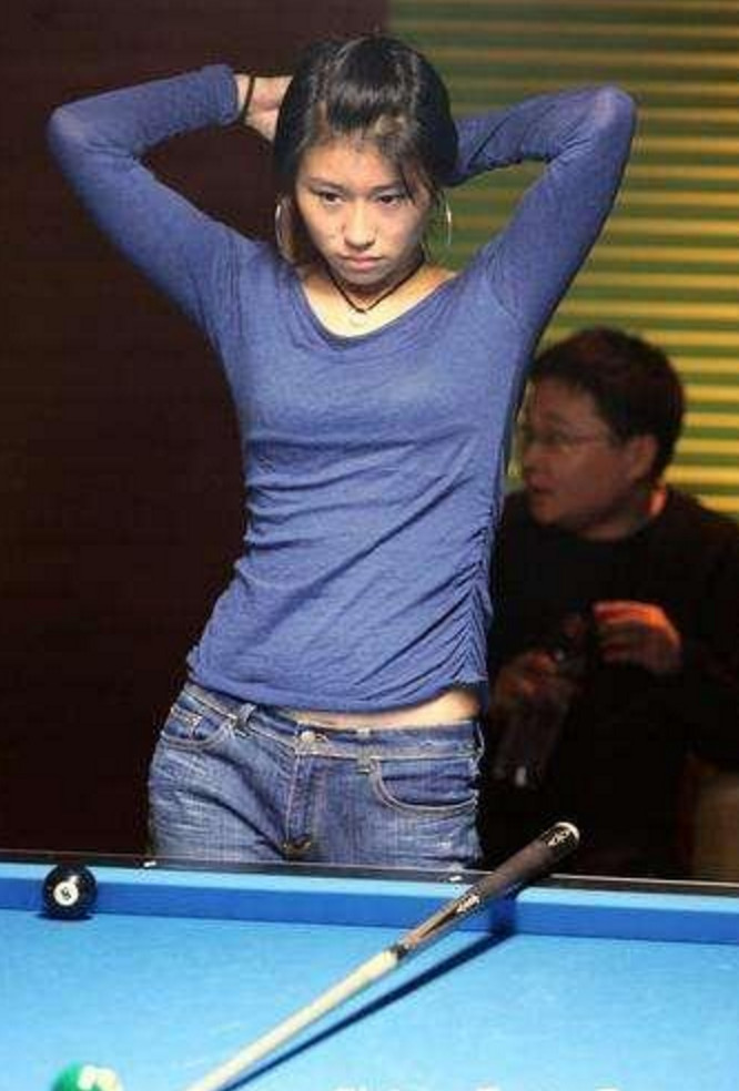 但论「颜值」,河北人周萌萌可并不输给这位前辈,早年间,球场上穿着