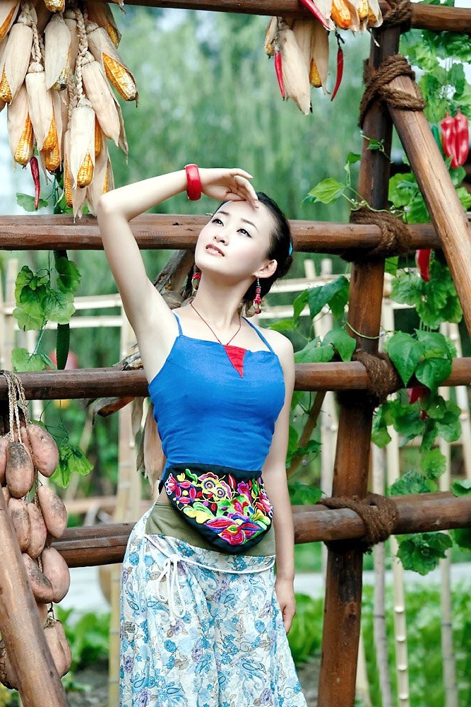 山寨里面的乡村清纯可爱小姑娘