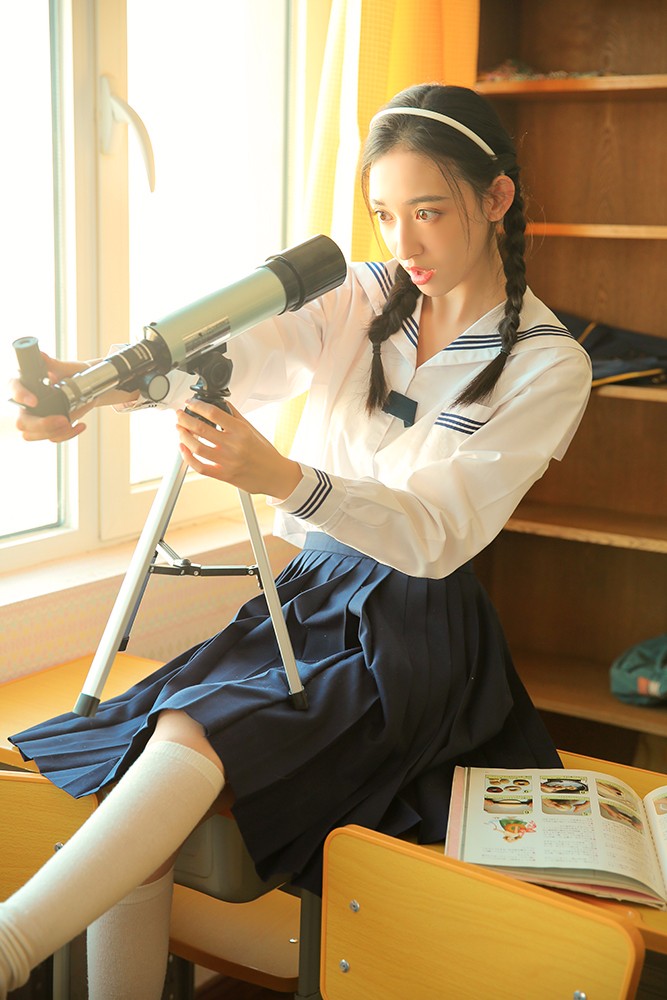 灵气小花康宁曝光最新校服写真 清纯气息沁人心脾