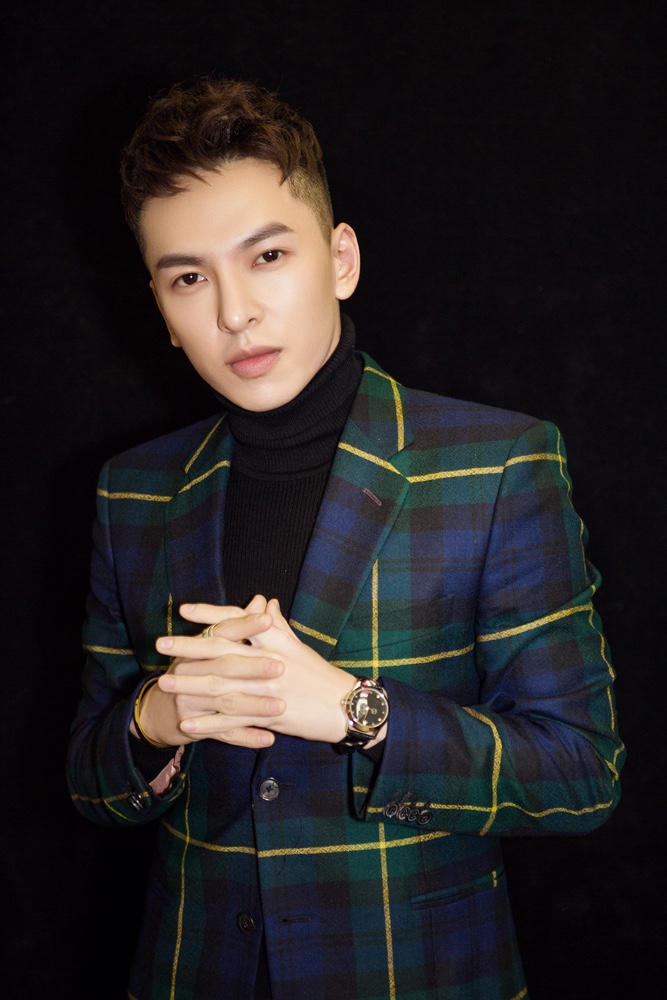 蒋雪鸣出席芭莎盛典 从容帅气不做badboy