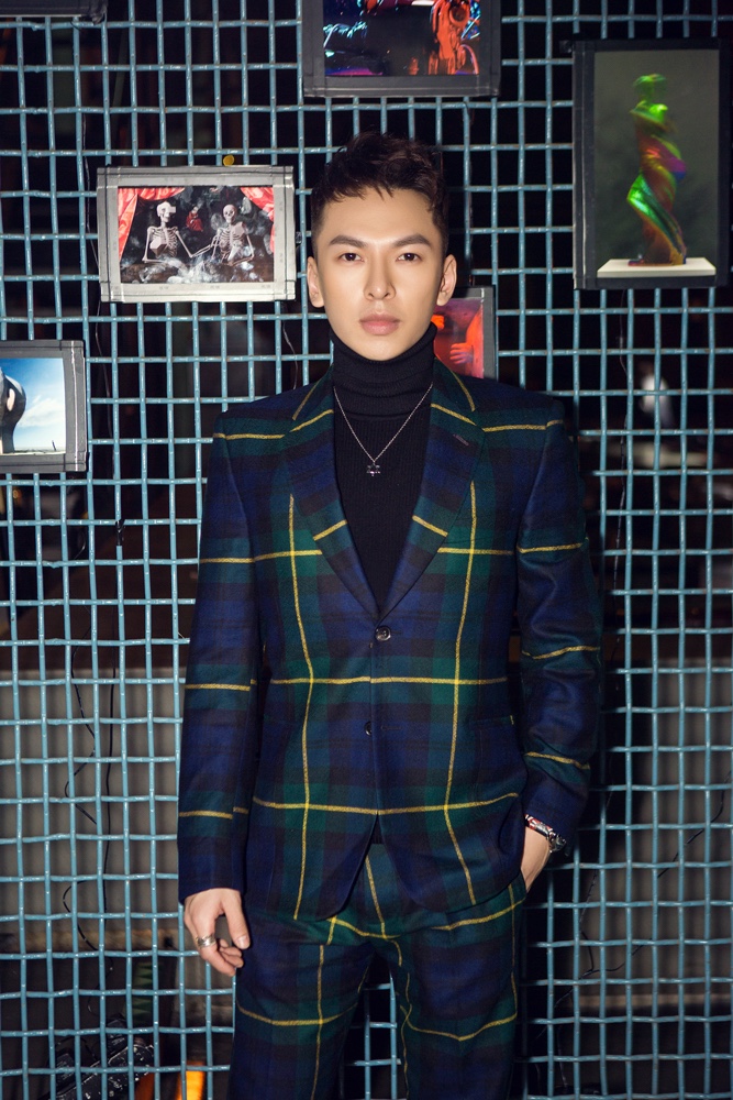 蒋雪鸣出席芭莎盛典  从容帅气不做badboy